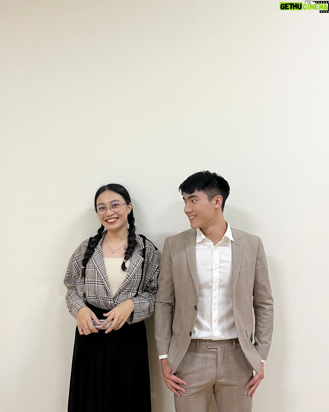 Riesling Hsieh Instagram - - 今年歌唱比賽又有名次啦~ 跟去年一樣是冠軍🏆,但今年是挑戰團體組。 雖然個人組也有進決賽,但自己也放比較多心思在跟宇雯練習,個人組的歌好好唱過就好。 - 決賽的歌從大二就決定好了,這是真的! 因為看到聲林之王陳忻玥跟蕭敬騰合唱:你朝我的方向走來,就覺得這首歌也太適合表演了! 所以早早就決定如果團體組進決賽要跟李宇雯唱這首❤️ - @for6655891 腸腸今年個人組冠軍太讚啦,你超棒的 我有幫你遮臉,變成尖尖V臉,有漂亮到 然後為什麼要比三我真的不知道:) #歌唱比賽