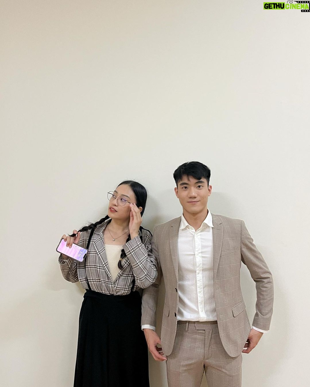 Riesling Hsieh Instagram - - 今年歌唱比賽又有名次啦~ 跟去年一樣是冠軍🏆,但今年是挑戰團體組。 雖然個人組也有進決賽,但自己也放比較多心思在跟宇雯練習,個人組的歌好好唱過就好。 - 決賽的歌從大二就決定好了,這是真的! 因為看到聲林之王陳忻玥跟蕭敬騰合唱:你朝我的方向走來,就覺得這首歌也太適合表演了! 所以早早就決定如果團體組進決賽要跟李宇雯唱這首❤️ - @for6655891 腸腸今年個人組冠軍太讚啦,你超棒的 我有幫你遮臉,變成尖尖V臉,有漂亮到 然後為什麼要比三我真的不知道:) #歌唱比賽