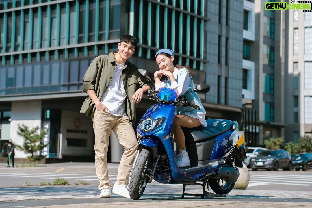 Riesling Hsieh Instagram - - 不融於世的鮮明色彩,內在是無所畏懼的強悍。 這次台鈴Suzuki eReady出了新款個性色「藍紫悍」,在路上絕對會成為矚目的焦點! - 在騎乘時,使用「皮帶傳動」,材質的關係也相對靜音許多,不會有吵雜的聲音且舒適。 - 車頭的置物空間有兩個,還有提供USB充電,再也不怕騎車的時候手機沒電啦~ 車廂還可以放進兩個安全帽的大小,完美解決了騎機車常遇到的問題,以後在外面血拼就不怕買太多,全部塞車廂了! - 在動力方面,為Gogoro Network,與Gogoro技術合作,並共用換電系統,換電非常方便,只要找到換電站就不怕啦! #eReady #eReady台鈴智慧電車 #eReadyRun76Belt