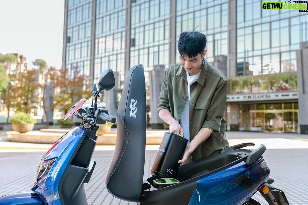 Riesling Hsieh Instagram - - 不融於世的鮮明色彩,內在是無所畏懼的強悍。 這次台鈴Suzuki eReady出了新款個性色「藍紫悍」,在路上絕對會成為矚目的焦點! - 在騎乘時,使用「皮帶傳動」,材質的關係也相對靜音許多,不會有吵雜的聲音且舒適。 - 車頭的置物空間有兩個,還有提供USB充電,再也不怕騎車的時候手機沒電啦~ 車廂還可以放進兩個安全帽的大小,完美解決了騎機車常遇到的問題,以後在外面血拼就不怕買太多,全部塞車廂了! - 在動力方面,為Gogoro Network,與Gogoro技術合作,並共用換電系統,換電非常方便,只要找到換電站就不怕啦! #eReady #eReady台鈴智慧電車 #eReadyRun76Belt