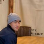 Riesling Hsieh Instagram - - 上週回桃園真的快冷鼠了：） 趙彥翔說這幾張很像在北歐那種雪地小屋，暖色光填滿整間房間。 但我覺得比較像在北海道，冷颼颼是真的。 好想要來一碗玉米濃湯或是巧達濃湯 在軍中只能喝青菜湯🥬，而且才幾片青菜，整鍋味精🙂 攝影師 趙彥翔本人 @hh_1224_