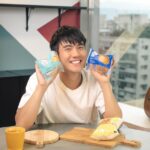 Riesling Hsieh Instagram - 偶爾少女心迸發一下應該沒關係吧... - 分享一下最近吃到的甜點，你猜怎麼樣？第一口，充滿香草風味的內餡，口感超讚，還有意外的爆餡驚喜 真的是奢華幸福感滿分，豪爽豪爽豪爽啊 應驗了熱量就該浪費在美好的食物上💖 - 去小七就可以找到了！ #甜點 #美食分享 #美食推薦 #美食日記 #甜點控 #甜點推薦 #小七甜點 #昂舒巴黎