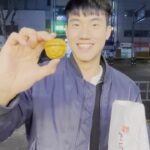 Riesling Hsieh Instagram – –
#大軍的美食音樂之旅
來到韓國，一定不能錯過的【私房平價巷弄美食】！
–
📍第一站：生拌牛肉姐妹家（육회자매집）Uke Zamzip
🏠地址：208 Jong-ro, Jongno-gu, Seoul, 南韓
🕒營業時間：星期一~星期六10:00–14:00、15:00–22:00，星期日公休
✅️位於首爾的廣藏市場，在韓國人之間評價非常好的餐廳！
✨生牛肉&生章魚
💰價格：33,000韓寰（約825臺幣）
📌牛肉不用加任何調味料吃起來就特別鮮甜，第一次看到活生生地觸手在盤子上動，心裡還是會有點怕怕的，所以放在嘴裡的時候是拚了命的咬呢！但口感上有勁！還可以啦~
PS：我絕對不會說我是猜拳猜輸才放進嘴裡的！
✨牛肉煎餅
💰價格：18,000韓寰（約450臺幣）
📌賣相好看，味道還不錯，搭配加辣椒跟蒜一起吃更豐富！
–
📍第二站：哈登 HarDang 하르당
🏠地址：1층, 206 Jong-ro, Jongno-gu, Seoul, 南韓（地鐵1號線，鍾路5街站8號出口往廣藏市場走約80公尺）
🕒營業時間：星期一~星期日10:00–22:00
✅️當地韓國Hardon하르당的分店，本身在韓國是非常有名的賣傳統小點的品牌
✨紅豆核桃燒
💰價格：10個5,000韓寰（約125臺幣）
📌紅豆餡甜而不膩，跟台灣的車輪餅不一樣，外皮香脆與甜香裡面的紅豆沙餡吃起來比較細膩濕潤，還有一個核桃，增加了口感的層次！
✨奶油泡芙餡
💰價格：9個6,000韓寰（約150臺幣）
📌一樣有香脆的外皮和增加口感層次的核桃，搭配偏固態的奶凍，奶香和核桃香在嘴裡爆開，口感和味道都非常特別！
–
📍第三站：荒謬的生肉 엉터리 생고기
🏠地址：23 Myeongdong 4-gil, Jung-gu, Seoul, 南韓（首爾地鐵4號線明洞站「명동역」6號出口出來左轉，直走過了2個街口後，在第3個街口處左轉，盡頭路口處右前方看到烤肉店標示，上去2樓即會抵達）
🕒營業時間：星期一~星期日11:00至23:00
✅️非常有名的平價韓式烤肉吃到飽，來到韓國非常值得體驗正宗的烤肉料理！
💰價格：16,800韓寰/人（約420臺幣）
📌除了肉品可無限續外，還有大醬湯、豆腐、小菜也是吃到飽。店內也有許多飲料、酒品、熟食可以做單點，不會讓整體烤肉吃得很膩~最後私心推薦Terra 啤酒配三層肉，真的是絕配！
–
📍第四站：路邊看到的雞蛋燒
🏠地址：明洞地下購物中心18號出口
✅️在寒冷的天氣無意間被雞蛋香氣吸引的韓國街頭小吃，
💰價格：2,000韓寰（約50臺幣）
📌胖圓體型與暖甜口感，咬下去內餡有金黃色像小太陽的雞蛋完整包覆其中，非常合適在冬季街頭上一遍吃一遍享受韓風！
–
📍第五站：順熙家綠豆煎餅
🏠地址：5 Jong-ro 32-gil, Jongno-gu, Seoul （地鐵1號線鐘路5街站8號出口，步行2分鐘）
✅️廣藏市場生意最好的綠豆煎餅店
💰價格：5,000韓寰（約125臺幣）
📌外表金黃香脆一份都超大一片！搭配洋蔥醬的味道吃了之後非常上癮！
–
🆗總結的話記得把影片看到最後，我唱給你聽😍
–
❗️福利❗️
分享大軍的韓國巷弄美食的影片，大軍送您韓國小禮物！

🔔抽獎辦法：
👉🏻Step 01：在影片下下留言：@Tag 2位好友，跟你分享大軍的韓國巷弄美食
👉🏻Step 02：分享本活動至您的限動，並標註 @riesling_0903 的賬號
👉🏻Step 03：等待抽獎結果！
🌟獎品：韓國Paldo極地拉麵
🫶活動時間：即日起至2023/05/18日23:59截止，我將從留言中選出3位幸運兒，得獎名單將於活動結束後留言及限動公布。
–
🔔注意事項：
· 中獎者請私訊我，並提供您的聯絡方式、姓名及地址等資訊，我將盡快安排獎品寄送！
· 若中獎者未於7日內回覆，視為自動放棄得獎資格，恕不另行通知。

#韓國美食 #大軍的私房料理 #廣藏市場 #明洞 #生拌牛肉姐妹家 #哈登 #荒謬的生肉 #順熙家綠豆煎餅 #生章魚 #生拌牛肉 #牛肉煎餅 #紅豆核桃燒 #奶油泡芙餡 #雞蛋燒 #綠豆煎餅#抽獎