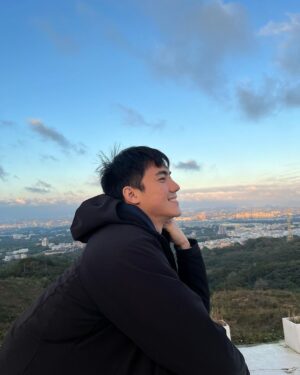 Riesling Hsieh Instagram - -
大風吹，風是真的大🌬️
想回龍潭了，太久沒回家。
-
怎麼那麼多hashtag的hashtag🙂

#hashtag #hashtags #hashtaghashtag #hashtaghashtaghashtag
