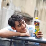 Riesling Hsieh Instagram - 🍋重點提醒🍋 活動只到2023/10/31購買雀巢茶品系列指定商品憑39元以上之單筆發票，至活動網頁登錄發票 月月抽最大獎，萬元旅遊券與百貨禮券等多項好禮！ 每人登錄發票張數不限，登錄越多中獎機會越高！😋 #豪爽豪爽豪爽 雀巢茶品抽獎活動連結：https://reurl.cc/NqGvoq   檸檬的酸甜就像初戀的港覺哈子卡西～ 我手上拿的摯愛就是雀巢檸檬茶啦😛😛 新鮮檸檬香和清爽紅茶完美的組合在一起！ 讓我想起以前晚自習的時候邊讀書邊配雀巢檸檬茶，偶爾還會買汽水加在一起喝 檸檬汽水就誕生啦(˶‾᷄ ⁻̫ ‾᷅˵) 瞬間醒腦 - 現在要來點福利時間啦😉加碼 #文末抽獎 1.追蹤我 @riesling_0903 以及 @nestea_officialtw  2.按讚此貼文❤️！ 3.Tag🏷️三位好友＋留言「雀巢檸檬茶喝爆」 完成以上3點，就有機會抽到一整箱的雀巢檸檬茶🍋啦～ 名額兩位✌️！快點來留言抽獎😍 ⚠️不可重複留言，重複不列入計算 ⚠️得獎者將於一週後公布，抽獎資訊回收截止時間：10/26（四）   #雀巢茶品 #NESTEA #雀巢檸檬茶 #雀巢茶品月月送檸萬元禮 #雀巢檸檬茶好喝到