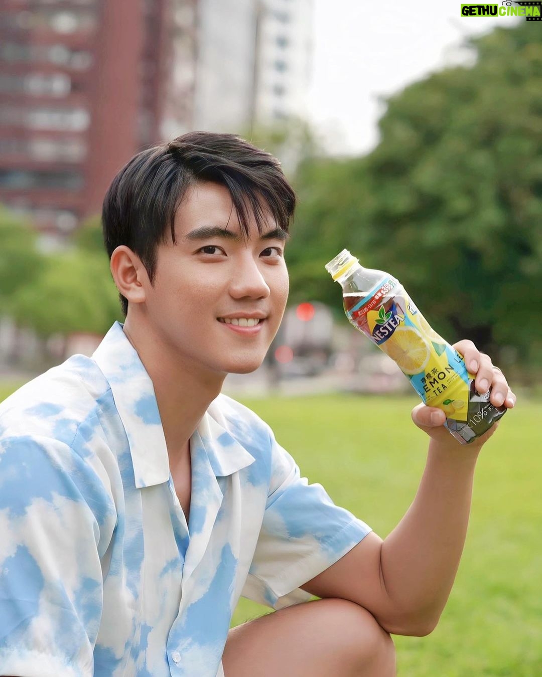 Riesling Hsieh Instagram - 🍋重點提醒🍋 活動只到2023/10/31購買雀巢茶品系列指定商品憑39元以上之單筆發票,至活動網頁登錄發票 月月抽最大獎,萬元旅遊券與百貨禮券等多項好禮! 每人登錄發票張數不限,登錄越多中獎機會越高!😋 #豪爽豪爽豪爽 雀巢茶品抽獎活動連結:https://reurl.cc/NqGvoq 檸檬的酸甜就像初戀的港覺哈子卡西~ 我手上拿的摯愛就是雀巢檸檬茶啦😛😛 新鮮檸檬香和清爽紅茶完美的組合在一起! 讓我想起以前晚自習的時候邊讀書邊配雀巢檸檬茶,偶爾還會買汽水加在一起喝 檸檬汽水就誕生啦(˶‾᷄ ⁻̫ ‾᷅˵) 瞬間醒腦 - 現在要來點福利時間啦😉加碼 #文末抽獎 1.追蹤我 @riesling_0903 以及 @nestea_officialtw 2.按讚此貼文❤️! 3.Tag🏷️三位好友+留言「雀巢檸檬茶喝爆」 完成以上3點,就有機會抽到一整箱的雀巢檸檬茶🍋啦~ 名額兩位✌️!快點來留言抽獎😍 ⚠️不可重複留言,重複不列入計算 ⚠️得獎者將於一週後公布,抽獎資訊回收截止時間:10/26(四) #雀巢茶品 #NESTEA #雀巢檸檬茶 #雀巢茶品月月送檸萬元禮 #雀巢檸檬茶好喝到