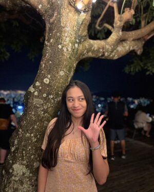 Riesling Hsieh Instagram - ［李宇雯不是我的女朋友，在此聲明］
李宇雯生日快樂🎁
李宇雯是我的大學同學、三年室友、家人。
李宇雯每分每秒充斥著我的大學生活。
李宇雯之前有跟我大哭的抱在一起。
李宇雯是一個溫暖的人。
李宇雯是原住民裡的卑南族。
李宇雯很善良，不敢殺小蟲子。
李宇雯在大學四年都會讓我抄作業。
李宇雯期中統計學考比我低，即使我的作業都抄她的。
李宇雯喜歡去海邊。
李宇雯喜歡去池塘、溪流餵魚。
李宇雯不愛買衣服，她比較捨得花錢吃好吃的。
李宇雯左上掌心有一顆痣。
李宇雯穿25號的鞋子。
李宇雯不吃火鍋料。
李宇雯鼻孔是心型的。
待續