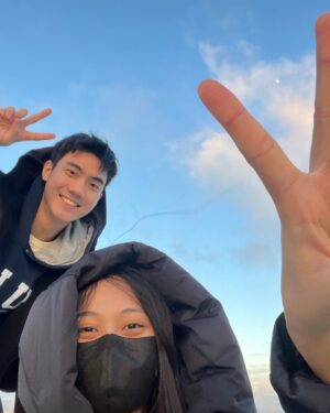 Riesling Hsieh Instagram - ［李宇雯不是我的女朋友，在此聲明］
李宇雯生日快樂🎁
李宇雯是我的大學同學、三年室友、家人。
李宇雯每分每秒充斥著我的大學生活。
李宇雯之前有跟我大哭的抱在一起。
李宇雯是一個溫暖的人。
李宇雯是原住民裡的卑南族。
李宇雯很善良，不敢殺小蟲子。
李宇雯在大學四年都會讓我抄作業。
李宇雯期中統計學考比我低，即使我的作業都抄她的。
李宇雯喜歡去海邊。
李宇雯喜歡去池塘、溪流餵魚。
李宇雯不愛買衣服，她比較捨得花錢吃好吃的。
李宇雯左上掌心有一顆痣。
李宇雯穿25號的鞋子。
李宇雯不吃火鍋料。
李宇雯鼻孔是心型的。
待續