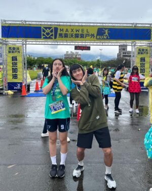Riesling Hsieh Instagram - ［李宇雯不是我的女朋友，在此聲明］
李宇雯生日快樂🎁
李宇雯是我的大學同學、三年室友、家人。
李宇雯每分每秒充斥著我的大學生活。
李宇雯之前有跟我大哭的抱在一起。
李宇雯是一個溫暖的人。
李宇雯是原住民裡的卑南族。
李宇雯很善良，不敢殺小蟲子。
李宇雯在大學四年都會讓我抄作業。
李宇雯期中統計學考比我低，即使我的作業都抄她的。
李宇雯喜歡去海邊。
李宇雯喜歡去池塘、溪流餵魚。
李宇雯不愛買衣服，她比較捨得花錢吃好吃的。
李宇雯左上掌心有一顆痣。
李宇雯穿25號的鞋子。
李宇雯不吃火鍋料。
李宇雯鼻孔是心型的。
待續