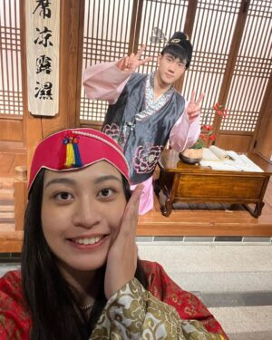 Riesling Hsieh Instagram - ［李宇雯不是我的女朋友，在此聲明］
李宇雯生日快樂🎁
李宇雯是我的大學同學、三年室友、家人。
李宇雯每分每秒充斥著我的大學生活。
李宇雯之前有跟我大哭的抱在一起。
李宇雯是一個溫暖的人。
李宇雯是原住民裡的卑南族。
李宇雯很善良，不敢殺小蟲子。
李宇雯在大學四年都會讓我抄作業。
李宇雯期中統計學考比我低，即使我的作業都抄她的。
李宇雯喜歡去海邊。
李宇雯喜歡去池塘、溪流餵魚。
李宇雯不愛買衣服，她比較捨得花錢吃好吃的。
李宇雯左上掌心有一顆痣。
李宇雯穿25號的鞋子。
李宇雯不吃火鍋料。
李宇雯鼻孔是心型的。
待續
