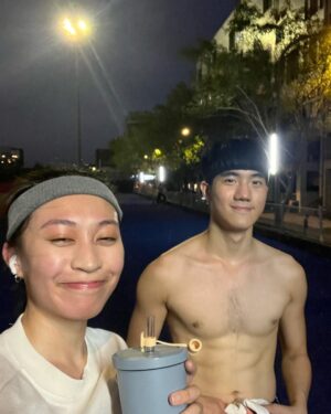 Riesling Hsieh Instagram - ［李宇雯不是我的女朋友，在此聲明］
李宇雯生日快樂🎁
李宇雯是我的大學同學、三年室友、家人。
李宇雯每分每秒充斥著我的大學生活。
李宇雯之前有跟我大哭的抱在一起。
李宇雯是一個溫暖的人。
李宇雯是原住民裡的卑南族。
李宇雯很善良，不敢殺小蟲子。
李宇雯在大學四年都會讓我抄作業。
李宇雯期中統計學考比我低，即使我的作業都抄她的。
李宇雯喜歡去海邊。
李宇雯喜歡去池塘、溪流餵魚。
李宇雯不愛買衣服，她比較捨得花錢吃好吃的。
李宇雯左上掌心有一顆痣。
李宇雯穿25號的鞋子。
李宇雯不吃火鍋料。
李宇雯鼻孔是心型的。
待續