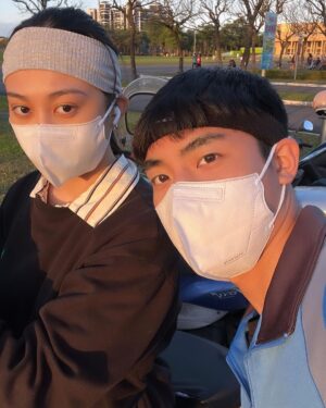 Riesling Hsieh Instagram - ［李宇雯不是我的女朋友，在此聲明］
李宇雯生日快樂🎁
李宇雯是我的大學同學、三年室友、家人。
李宇雯每分每秒充斥著我的大學生活。
李宇雯之前有跟我大哭的抱在一起。
李宇雯是一個溫暖的人。
李宇雯是原住民裡的卑南族。
李宇雯很善良，不敢殺小蟲子。
李宇雯在大學四年都會讓我抄作業。
李宇雯期中統計學考比我低，即使我的作業都抄她的。
李宇雯喜歡去海邊。
李宇雯喜歡去池塘、溪流餵魚。
李宇雯不愛買衣服，她比較捨得花錢吃好吃的。
李宇雯左上掌心有一顆痣。
李宇雯穿25號的鞋子。
李宇雯不吃火鍋料。
李宇雯鼻孔是心型的。
待續