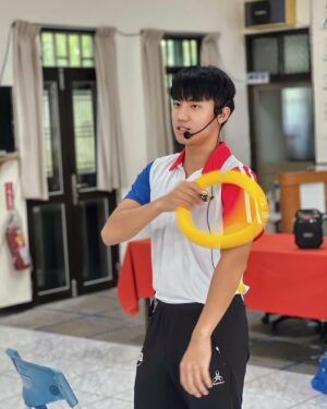 Riesling Hsieh Instagram - -
2023/09/03
今天生日，但還是想先分享一下這半年來的點滴。
-
今年畢業了🎓恭喜恭喜
很多人問到要不要考研究所，但自己也就想想而已，總覺得讀研究所什麼時候都可以讀，先出來看看自己想要什麼再說好了。
-
然後畢業後很巧的認識了工作室的老闆，就跌跌撞撞做跟自己科系相關的工作。
身邊的同學好像也沒幾個做科系相關工作，但都過得開心過得好就好！
-
帶長輩這回事自己也還在摸索，不敢稱自己是老師，叔叔阿姨在課堂上還是老師老師的叫，有點害羞但也馬上認知到自己還有很多事情要學習。
-
往年生日都好像有很多福利照但今年沒有。
今年想這樣好好的分享生活，願意聽的就留下來，不願意聽的我也不是很在意，反正沒有你要的自然會離去。
-
謝謝身邊的朋友、家人，我這禮拜不知道吃了幾塊蛋糕幾份高熱量的食物，之後還要幫身體還債我真是謝囉^_^

之後想以分享好笑雞掰生活，然後還要好好的宣導樂齡學習的故事點滴，如果可以出單曲我會努力看看🫡
再來就是希望可以練好身材然後出寫真😍聽起來是不是很誘人啦：）我還是有一些福利在的。
所以不要在那邊靠邀❤️

然後不要再軍人節了今天是謝大軍本人的生日(⁎⁍̴̛ᴗ⁍̴̛⁎)
跟軍人節一樣重要所以你們以後在這個時間發文怎麼樣的
最好也給我提到是我的生日不然我看到一個檢舉一個🥺

#軍人節 #謝大軍生日