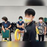 Riesling Hsieh Instagram - - 2023/09/03 今天生日，但還是想先分享一下這半年來的點滴。 - 今年畢業了🎓恭喜恭喜 很多人問到要不要考研究所，但自己也就想想而已，總覺得讀研究所什麼時候都可以讀，先出來看看自己想要什麼再說好了。 - 然後畢業後很巧的認識了工作室的老闆，就跌跌撞撞做跟自己科系相關的工作。 身邊的同學好像也沒幾個做科系相關工作，但都過得開心過得好就好！ - 帶長輩這回事自己也還在摸索，不敢稱自己是老師，叔叔阿姨在課堂上還是老師老師的叫，有點害羞但也馬上認知到自己還有很多事情要學習。 - 往年生日都好像有很多福利照但今年沒有。 今年想這樣好好的分享生活，願意聽的就留下來，不願意聽的我也不是很在意，反正沒有你要的自然會離去。 - 謝謝身邊的朋友、家人，我這禮拜不知道吃了幾塊蛋糕幾份高熱量的食物，之後還要幫身體還債我真是謝囉^_^ 之後想以分享好笑雞掰生活，然後還要好好的宣導樂齡學習的故事點滴，如果可以出單曲我會努力看看🫡 再來就是希望可以練好身材然後出寫真😍聽起來是不是很誘人啦：）我還是有一些福利在的。 所以不要在那邊靠邀❤️ 然後不要再軍人節了今天是謝大軍本人的生日(⁎⁍̴̛ᴗ⁍̴̛⁎) 跟軍人節一樣重要所以你們以後在這個時間發文怎麼樣的 最好也給我提到是我的生日不然我看到一個檢舉一個🥺 #軍人節 #謝大軍生日