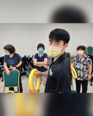 Riesling Hsieh Instagram - -
2023/09/03
今天生日，但還是想先分享一下這半年來的點滴。
-
今年畢業了🎓恭喜恭喜
很多人問到要不要考研究所，但自己也就想想而已，總覺得讀研究所什麼時候都可以讀，先出來看看自己想要什麼再說好了。
-
然後畢業後很巧的認識了工作室的老闆，就跌跌撞撞做跟自己科系相關的工作。
身邊的同學好像也沒幾個做科系相關工作，但都過得開心過得好就好！
-
帶長輩這回事自己也還在摸索，不敢稱自己是老師，叔叔阿姨在課堂上還是老師老師的叫，有點害羞但也馬上認知到自己還有很多事情要學習。
-
往年生日都好像有很多福利照但今年沒有。
今年想這樣好好的分享生活，願意聽的就留下來，不願意聽的我也不是很在意，反正沒有你要的自然會離去。
-
謝謝身邊的朋友、家人，我這禮拜不知道吃了幾塊蛋糕幾份高熱量的食物，之後還要幫身體還債我真是謝囉^_^

之後想以分享好笑雞掰生活，然後還要好好的宣導樂齡學習的故事點滴，如果可以出單曲我會努力看看🫡
再來就是希望可以練好身材然後出寫真😍聽起來是不是很誘人啦：）我還是有一些福利在的。
所以不要在那邊靠邀❤️

然後不要再軍人節了今天是謝大軍本人的生日(⁎⁍̴̛ᴗ⁍̴̛⁎)
跟軍人節一樣重要所以你們以後在這個時間發文怎麼樣的
最好也給我提到是我的生日不然我看到一個檢舉一個🥺

#軍人節 #謝大軍生日