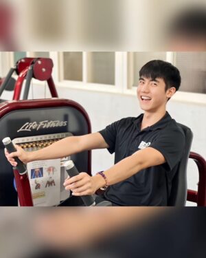 Riesling Hsieh Instagram - -
2023/09/03
今天生日，但還是想先分享一下這半年來的點滴。
-
今年畢業了🎓恭喜恭喜
很多人問到要不要考研究所，但自己也就想想而已，總覺得讀研究所什麼時候都可以讀，先出來看看自己想要什麼再說好了。
-
然後畢業後很巧的認識了工作室的老闆，就跌跌撞撞做跟自己科系相關的工作。
身邊的同學好像也沒幾個做科系相關工作，但都過得開心過得好就好！
-
帶長輩這回事自己也還在摸索，不敢稱自己是老師，叔叔阿姨在課堂上還是老師老師的叫，有點害羞但也馬上認知到自己還有很多事情要學習。
-
往年生日都好像有很多福利照但今年沒有。
今年想這樣好好的分享生活，願意聽的就留下來，不願意聽的我也不是很在意，反正沒有你要的自然會離去。
-
謝謝身邊的朋友、家人，我這禮拜不知道吃了幾塊蛋糕幾份高熱量的食物，之後還要幫身體還債我真是謝囉^_^

之後想以分享好笑雞掰生活，然後還要好好的宣導樂齡學習的故事點滴，如果可以出單曲我會努力看看🫡
再來就是希望可以練好身材然後出寫真😍聽起來是不是很誘人啦：）我還是有一些福利在的。
所以不要在那邊靠邀❤️

然後不要再軍人節了今天是謝大軍本人的生日(⁎⁍̴̛ᴗ⁍̴̛⁎)
跟軍人節一樣重要所以你們以後在這個時間發文怎麼樣的
最好也給我提到是我的生日不然我看到一個檢舉一個🥺

#軍人節 #謝大軍生日