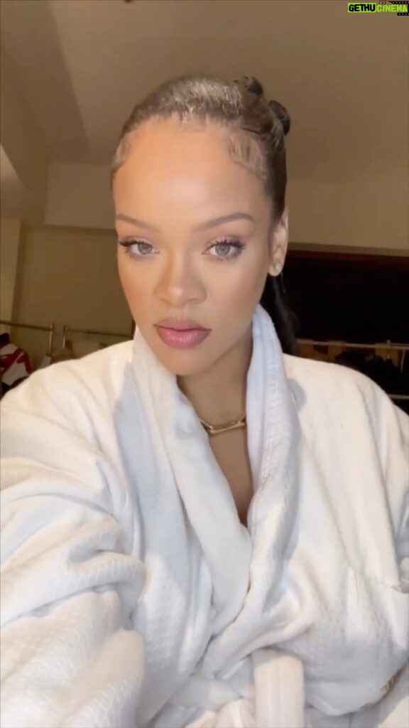 Rihanna Instagram - shawty THICC #HellaThicc mascara