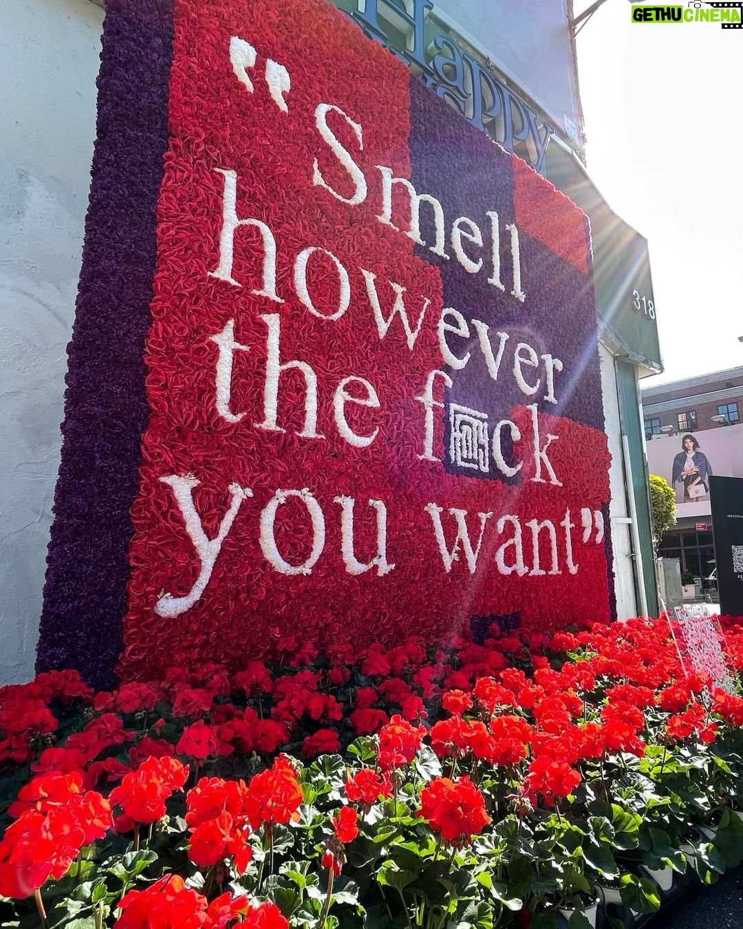 Rihanna Instagram - wake up and smell the billboard NYC!!!! a wise woman once said, “smell however the f*ck you want” 💁🏿♀️, and that wise woman is also here with great news… #FENTYPARFUM is finally back baby @ fentybeauty.com