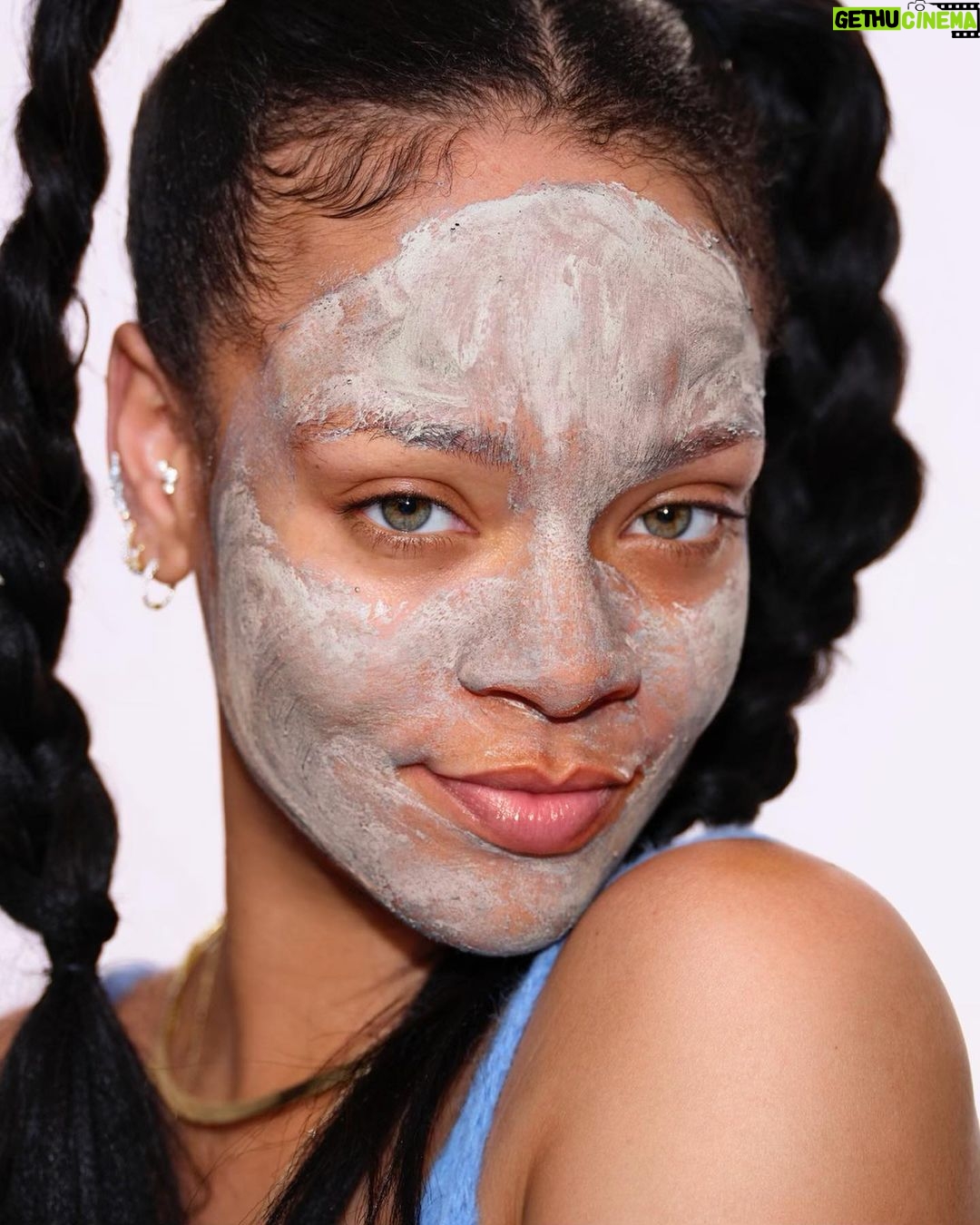 Rihanna Instagram - meet #COOKIESNCLEAN Whipped Clay Detox Face Mask 🧖🏿♀️ 😶🌫️…. YOUR #1 MOST REQUESTED PRODUCT 👀 Top ingredients: -kaolin clay -charcoal -salicylic acid (BHA) -rhubarb & ginger extracts our FIRST EVER face mask removes dirt, oil, and impurities for deeply cleansed, snatched pores!!! the bouncy, light-as-air texture leaves skin feeling creamy soft and smooth—not stripped like the average clay mask from the opps! #COOKIESNCLEAN drops 4/22 at fentyskin.com