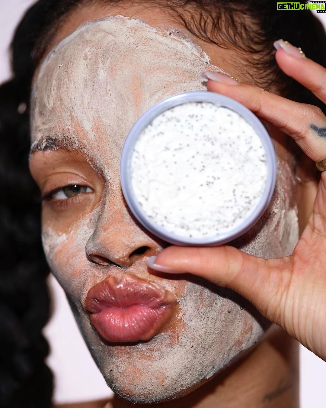 Rihanna Instagram - meet #COOKIESNCLEAN Whipped Clay Detox Face Mask 🧖🏿♀️ 😶🌫️…. YOUR #1 MOST REQUESTED PRODUCT 👀 Top ingredients: -kaolin clay -charcoal -salicylic acid (BHA) -rhubarb & ginger extracts our FIRST EVER face mask removes dirt, oil, and impurities for deeply cleansed, snatched pores!!! the bouncy, light-as-air texture leaves skin feeling creamy soft and smooth—not stripped like the average clay mask from the opps! #COOKIESNCLEAN drops 4/22 at fentyskin.com