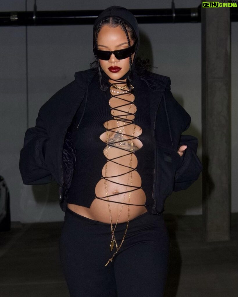 Rihanna Instagram - all black everything 🐣