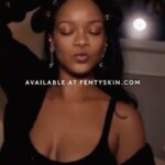 Rihanna Instagram – get into this new 1 minute facial by @fentyskin ….. #PRESHOWGLOW – a 10% AHA treatment for smooth, glowing, photo-ready skin ✨🧖🏿‍♀️

pick it up now at fentyskin.com + @sephora @kohls @bootsuk @harveynichols (dates may vary globally)