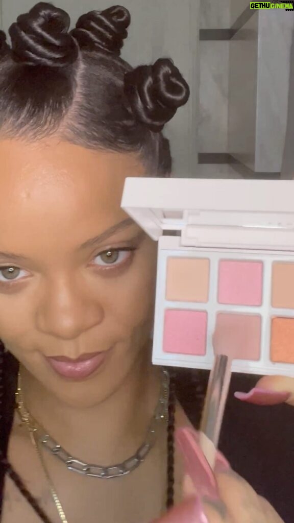 Rihanna Instagram - 3 looks based off 3 iconic @fentybeauty gloss bomb shades #FENTYGLOW #FU$$Y #HOTCHOCOLIT 💋💋💋 pick up these holiday drops now at fentybeauty.com @sephora @bootsuk @harveynichols