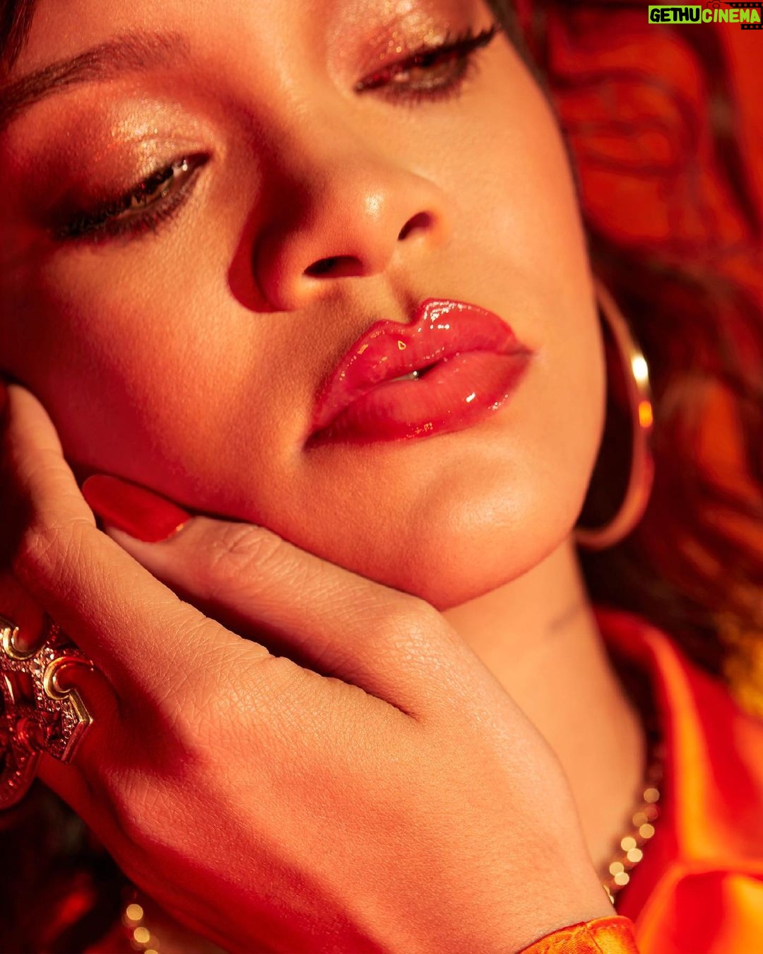 Rihanna Instagram - I KNOOOOWWW y’all didn’t think we were done with Gloss Bomb right?!!! 🥵 @fentybeauty we back at it with this new #GLOSSBOMBHEAT for juicy, glossy, plumped up lips. Grab it now at fentybeauty.com, @sephora, @bootsuk & @harveynichols 🔥