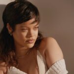 Rihanna Instagram - It's the first #TutorialTuesday of 2021 and y'all aint ready for this new @fentybeauty Eaze Drop Blurring Skin Tint!! It's a light foundation that delivers smooth, blurred skin in a few easy drops. Watch the tutorial at youtube.com/fentybeauty to see what I'm talkin bout! #EazeDrop