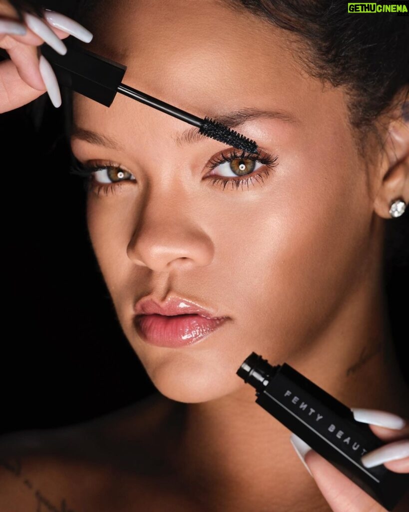 Rihanna Instagram - LASHES lashes L@$h€s #HellaThiccMascara @fentybeauty