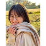 Rina Aizawa Instagram - 先日、写真家新津保建秀さんとマネージャーさんと街をふらりとしながら作品撮りをしました🍃 この写真は撮影の合間に新津保さんがiPhoneで撮ってくれました。 後ろに写る葉っぱのきらきらした感じがとてもきれいです✨ 天気に恵まれた日でした☺️☀️