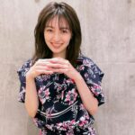 Rina Aizawa Instagram - おはようございます！ 2つお知らせです🫧 明日7月15日(金)よる8時から テレビ東京「強行犯係樋口顕Season2」がいよいよスタートします🌻 そして第1話直前、 よる7時25分から放送「デカ盛りハンター」に内藤剛志さんと佐野岳さんと一緒に参加させていただきました！ どちらもお見逃しなくっ☺️ 👗@rpko_official 👡@dianashoespress 💍@pluster.jp