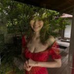 Rina Aizawa Instagram - 週プレご覧になっていただけましたか？ 今回初めてご一緒させていただいた写真家の新津保建秀さん。 新緑の季節、雨が降る鎌倉で素敵な写真を撮って下さいました☺️ 現在、週プレ グラジャパ！の「+スペシャル」にて未公開カットや撮影の裏側に密着したムービーを配信中です🍃 未公開カットも好きな写真が本当に沢山あって…ぜひチェックしていただきたいです。 そして明日はいよいよオンラインサイン会です！！ ハイライトに、オンラインサイン会とグラジャパ！のリンクをまとめました🌼 詳細はそちらからご覧ください😊 #週プレ #オフショット