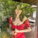 Rina Aizawa Instagram - 週プレご覧になっていただけましたか？ 今回初めてご一緒させていただいた写真家の新津保建秀さん。 新緑の季節、雨が降る鎌倉で素敵な写真を撮って下さいました☺️ 現在、週プレ グラジャパ！の「+スペシャル」にて未公開カットや撮影の裏側に密着したムービーを配信中です🍃 未公開カットも好きな写真が本当に沢山あって…ぜひチェックしていただきたいです。 そして明日はいよいよオンラインサイン会です！！ ハイライトに、オンラインサイン会とグラジャパ！のリンクをまとめました🌼 詳細はそちらからご覧ください😊 #週プレ #オフショット