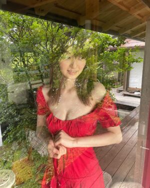 Rina Aizawa Instagram - 週プレご覧になっていただけましたか？
今回初めてご一緒させていただいた写真家の新津保建秀さん。
新緑の季節、雨が降る鎌倉で素敵な写真を撮って下さいました☺️

現在、週プレ グラジャパ！の「+スペシャル」にて未公開カットや撮影の裏側に密着したムービーを配信中です🍃

未公開カットも好きな写真が本当に沢山あって…ぜひチェックしていただきたいです。

そして明日はいよいよオンラインサイン会です！！

ハイライトに、オンラインサイン会とグラジャパ！のリンクをまとめました🌼
詳細はそちらからご覧ください😊

#週プレ
#オフショット