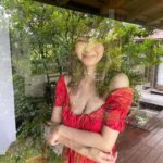 Rina Aizawa Instagram - 週プレご覧になっていただけましたか？ 今回初めてご一緒させていただいた写真家の新津保建秀さん。 新緑の季節、雨が降る鎌倉で素敵な写真を撮って下さいました☺️ 現在、週プレ グラジャパ！の「+スペシャル」にて未公開カットや撮影の裏側に密着したムービーを配信中です🍃 未公開カットも好きな写真が本当に沢山あって…ぜひチェックしていただきたいです。 そして明日はいよいよオンラインサイン会です！！ ハイライトに、オンラインサイン会とグラジャパ！のリンクをまとめました🌼 詳細はそちらからご覧ください😊 #週プレ #オフショット