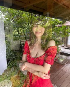 Rina Aizawa Instagram - 週プレご覧になっていただけましたか？ 今回初めてご一緒させていただいた写真家の新津保建秀さん。 新緑の季節、雨が降る鎌倉で素敵な写真を撮って下さいました☺️ 現在、週プレ グラジャパ！の「+スペシャル」にて未公開カットや撮影の裏側に密着したムービーを配信中です🍃 未公開カットも好きな写真が本当に沢山あって…ぜひチェックしていただきたいです。 そして明日はいよいよオンラインサイン会です！！ ハイライトに、オンラインサイン会とグラジャパ！のリンクをまとめました🌼 詳細はそちらからご覧ください😊 #週プレ #オフショット