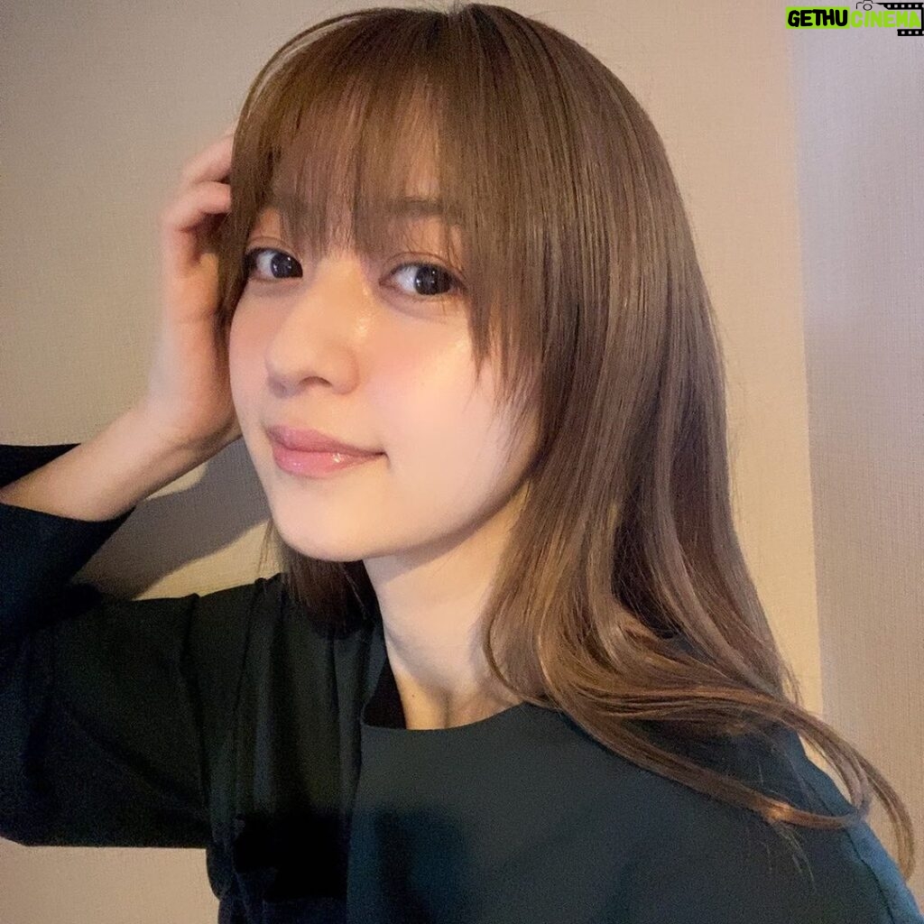 Rina Aizawa Instagram - 久しぶりの投稿になってしまいましたが、お元気ですかー??☺️ 私は最近エアリアルヨガを始めたり、髪をハイトーンカラーにしたりやってみたかったことをしています…🥺 皆さん引き続き健康に気をつけて過ごしてくださいね🤍 あとでしんのすけ(うちのいぬちゃん)の写真も載せますね〜🐶‼︎