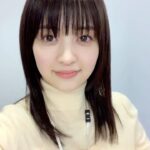 Rina Aizawa Instagram - 今日はクリスマスイブですね🎅 皆さんは元気に過ごしていますか⁇ この動画は「警視庁強行犯係 樋口顕」の撮影の合間に衣装で撮ったものです☺️樋口照美のオフショット📸 首から下げているものを見せているところまで動画を撮っていたのですが…もしかしたらネタバレになるのかも⁈と思いカットしました…‼︎ 私自身OAがとても待ち遠しくて…。 皆さんに楽しんでいただけるといいなと思いながら撮影しています！ テレビ東京2021年1月15日(金)夜8時スタートです！ お楽しみにっ！！ そして皆さんが健康に過ごせますように！ 素敵なクリスマスイブを🎄♡