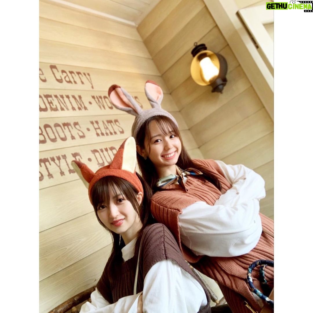Rina Aizawa Instagram - 小池里奈ちゃんとディズニーランドに行ってきました〜✨ こりなはジュディ🐰わたしはニック🦊になってみました!! 実は、はじめはチップとデールのファンキャップを付ける予定でお揃いコーデしていたのです… なのに、あれ? 予定変更してウサギとキツネに変身しました☺️笑