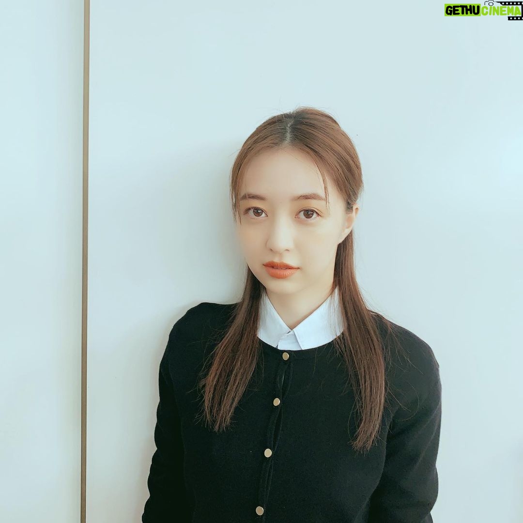 Rina Aizawa Instagram - 秋冬物の撮影をして、もうそんな季節なのね…と🐿🍂 今年の夏は短かったように感じるなぁ。 そして髪も伸びましたっ。 伸びるのが早いのです😯