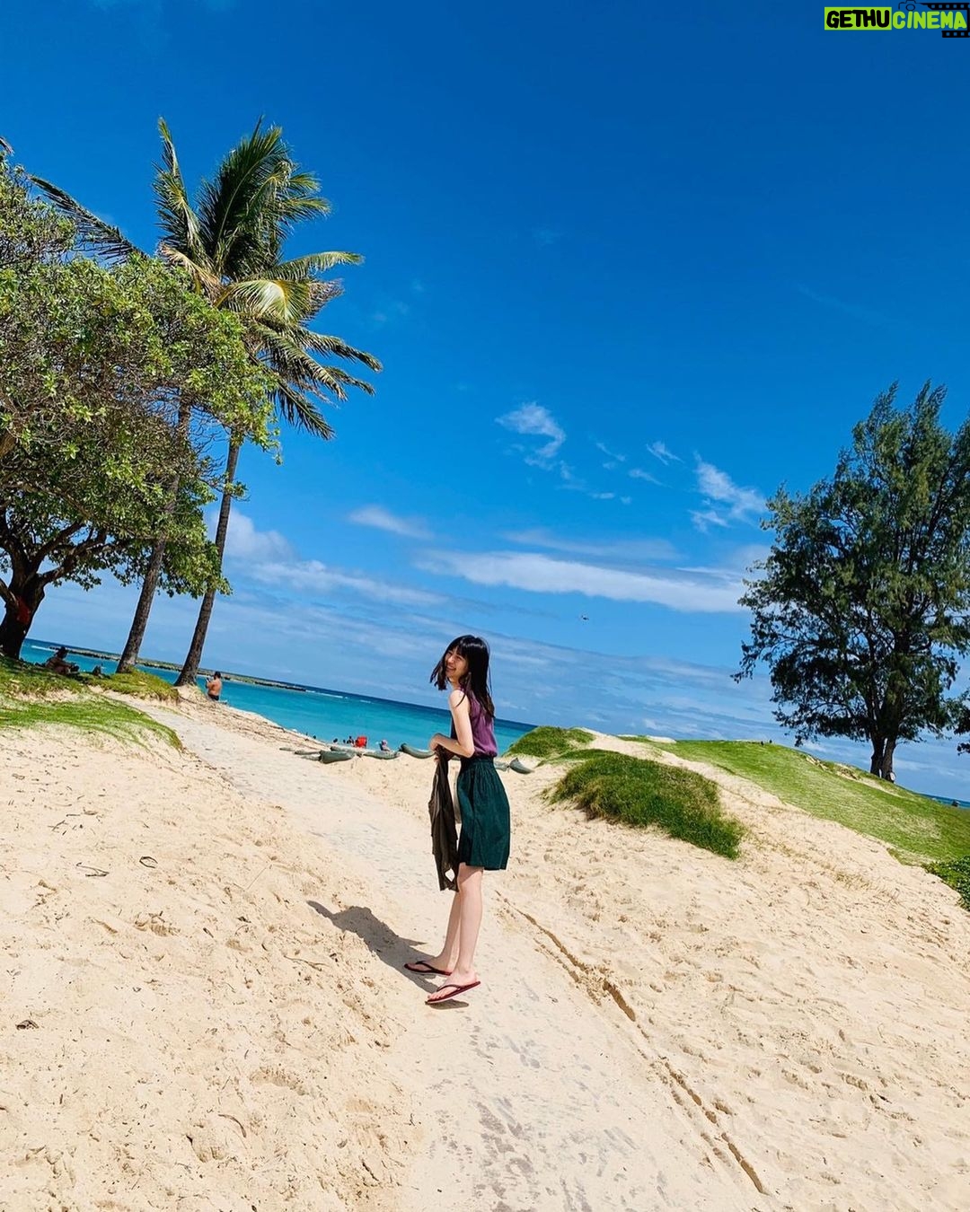 Rina Aizawa Instagram - 暑い日々が続きますがいかがお過ごしですか?? 私は思い出の写真を見て、夏の気分に浸っています🏝 早く日常が戻りますようにっ! #いつかのハワイ