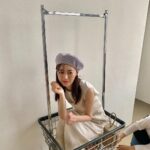 Rina Aizawa Instagram - ハンガーラックの中からこんにちは☺️笑 MOREの撮影で色んな帽子を👒✨ 梅雨が明けたら、お天気の日にかわいい帽子被りたいな🌻