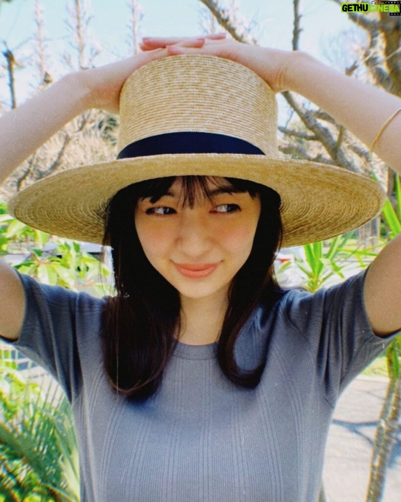 Rina Aizawa Instagram - 発売中のMORE6・7月合併号ぜひチェックしてねっ🌻写真は着回しページの撮影のときに👒📷 今日は天気が良いからお掃除でもしようかな！皆さんはどんな一日を過ごすのかな？😌