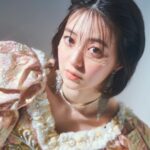 Rina Aizawa Instagram - 写真は作品撮影のときのもの。 目元に花びらがついています…🌸 桜が開花し始めましたね。 みなさんはお花見の予定はありますか⁇☺️