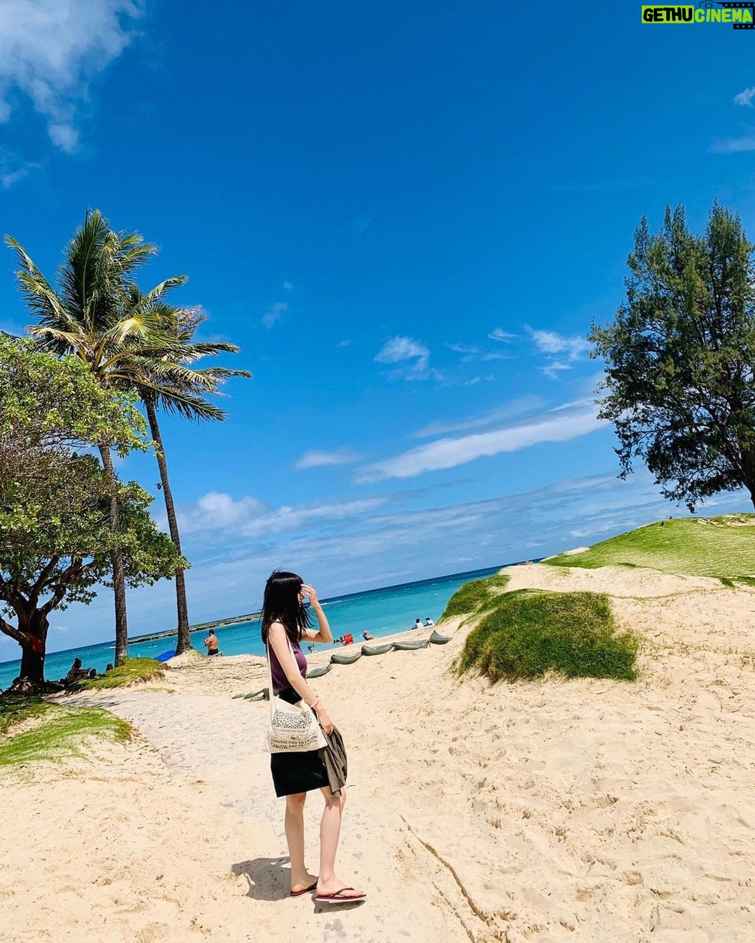 Rina Aizawa Instagram - 暑い日々が続きますがいかがお過ごしですか?? 私は思い出の写真を見て、夏の気分に浸っています🏝 早く日常が戻りますようにっ! #いつかのハワイ