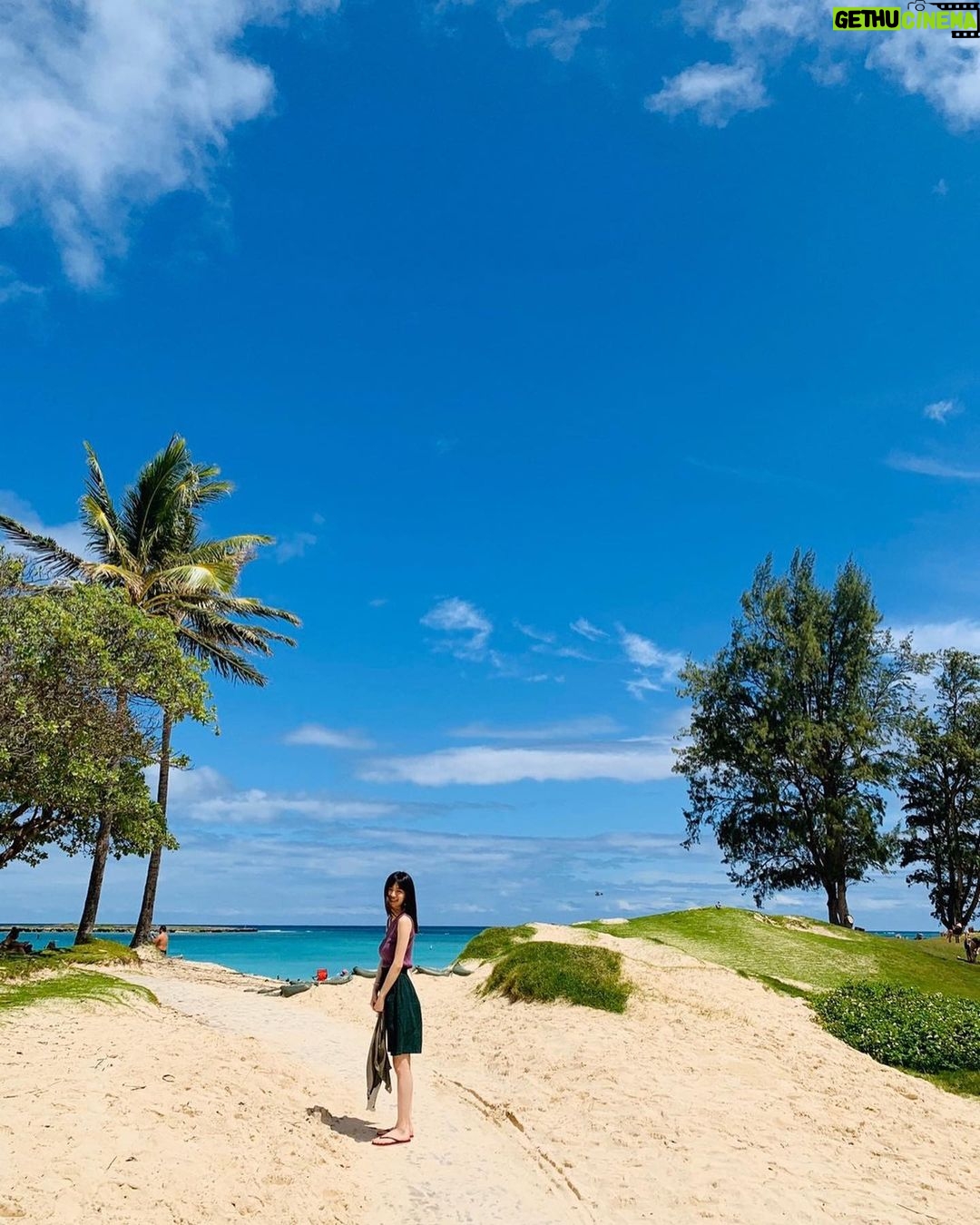 Rina Aizawa Instagram - 暑い日々が続きますがいかがお過ごしですか?? 私は思い出の写真を見て、夏の気分に浸っています🏝 早く日常が戻りますようにっ! #いつかのハワイ