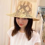 Rina Aizawa Instagram - ハンガーラックの中からこんにちは☺️笑 MOREの撮影で色んな帽子を👒✨ 梅雨が明けたら、お天気の日にかわいい帽子被りたいな🌻