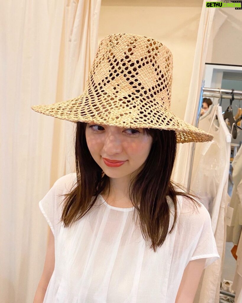 Rina Aizawa Instagram - ハンガーラックの中からこんにちは☺️笑 MOREの撮影で色んな帽子を👒✨ 梅雨が明けたら、お天気の日にかわいい帽子被りたいな🌻