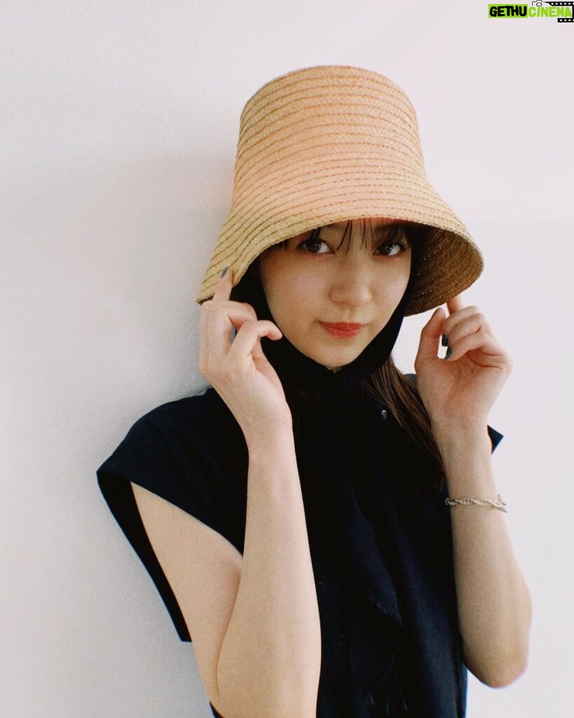 Rina Aizawa Instagram - ハンガーラックの中からこんにちは☺️笑 MOREの撮影で色んな帽子を👒✨ 梅雨が明けたら、お天気の日にかわいい帽子被りたいな🌻